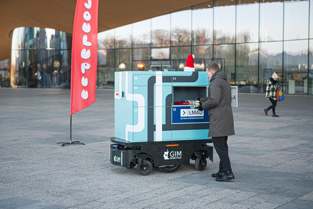 LMAD robot in Helsinki accepting donations for Joulupuu charity